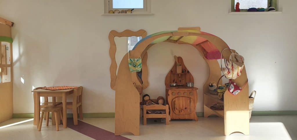 Speelhoek met houten regenboogboog in de Schatkamer