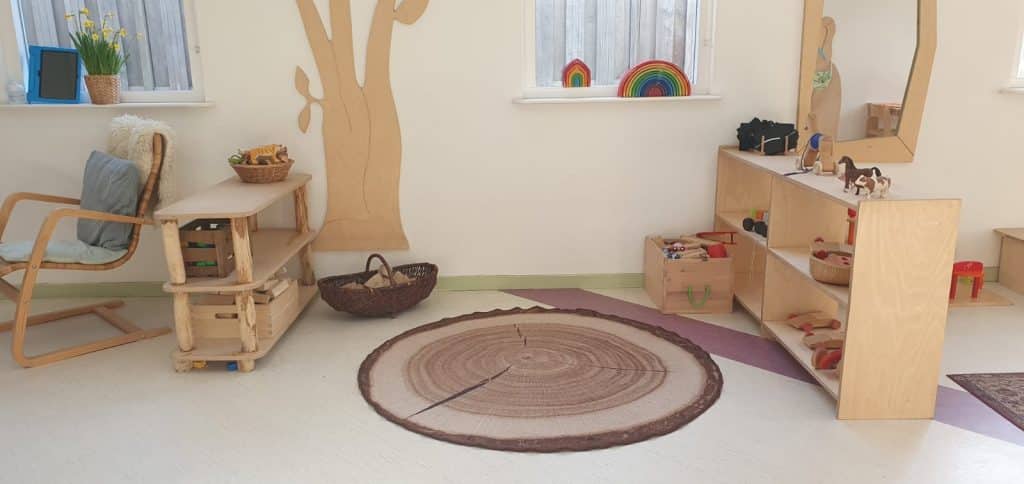 Rustige hoek met rond kleed in de groep